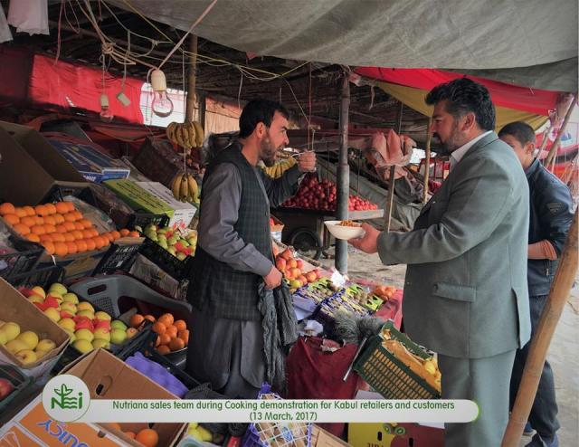 뉴트리아나 (Nutriana) 판매 팀이 카불 (Kabul) 시장에서 콩 제품 시식 기회를 제공하는 모습